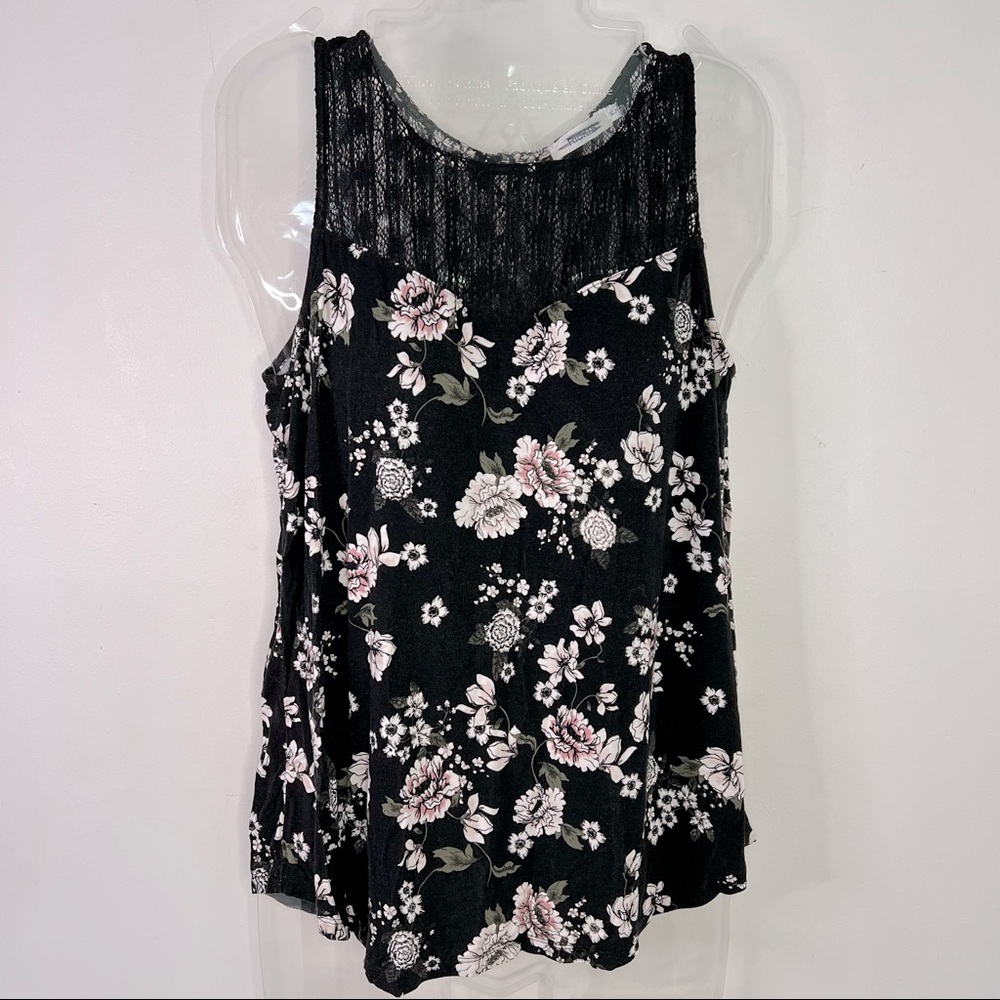 Ricki’s Short sleeve Half lace floral design tank top Size small